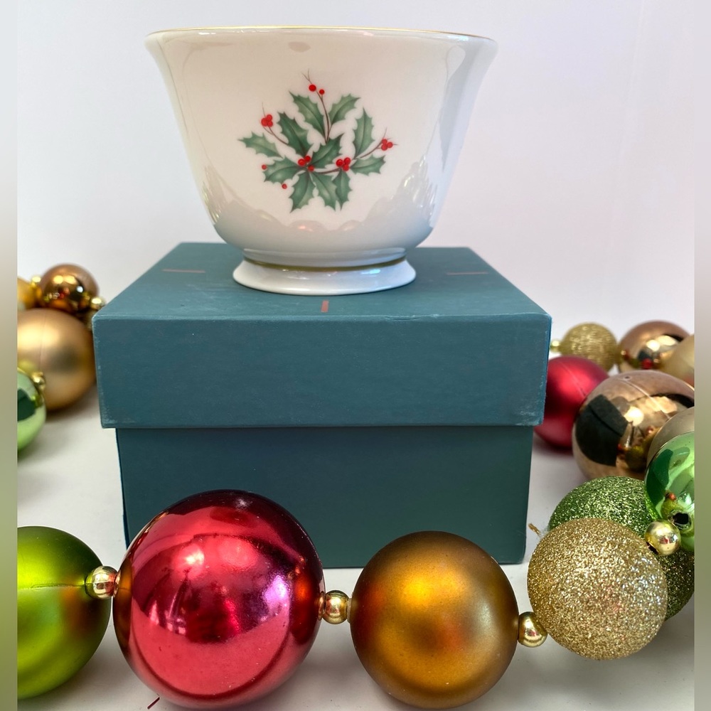 LENOX HOLIDAY TREAT BOWL 24KT CANDY NUT DISH HOLLY BERRY VINTAGE NIB